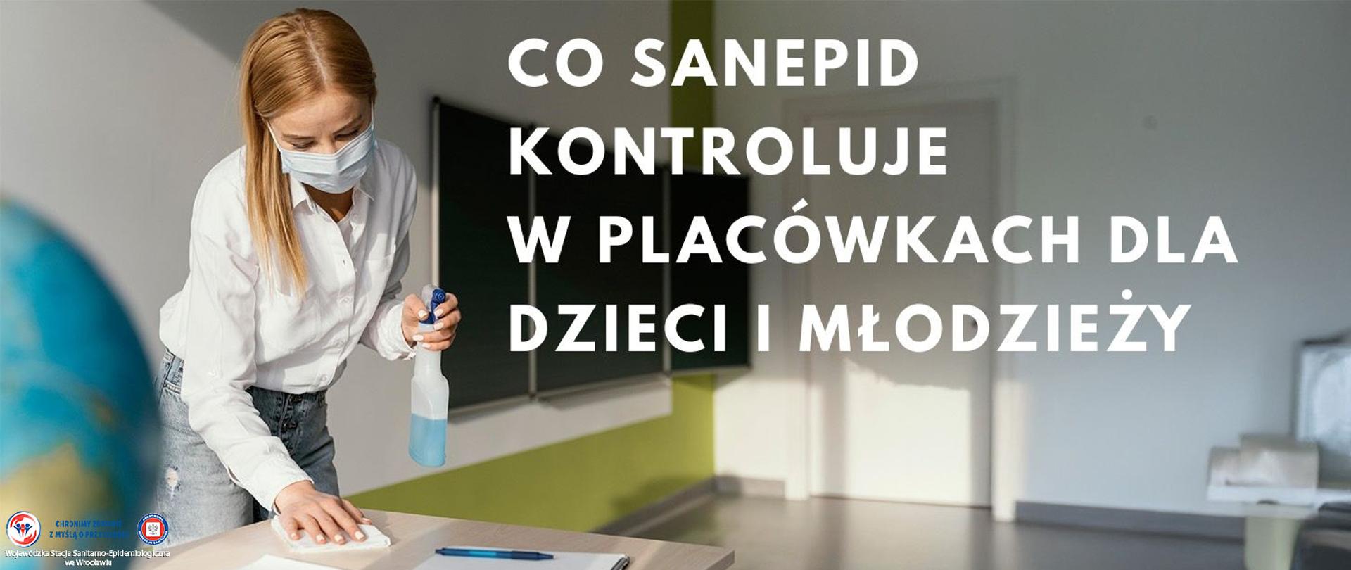 Pani w maseczce wyciera ściereczką biurko nauczycielskie