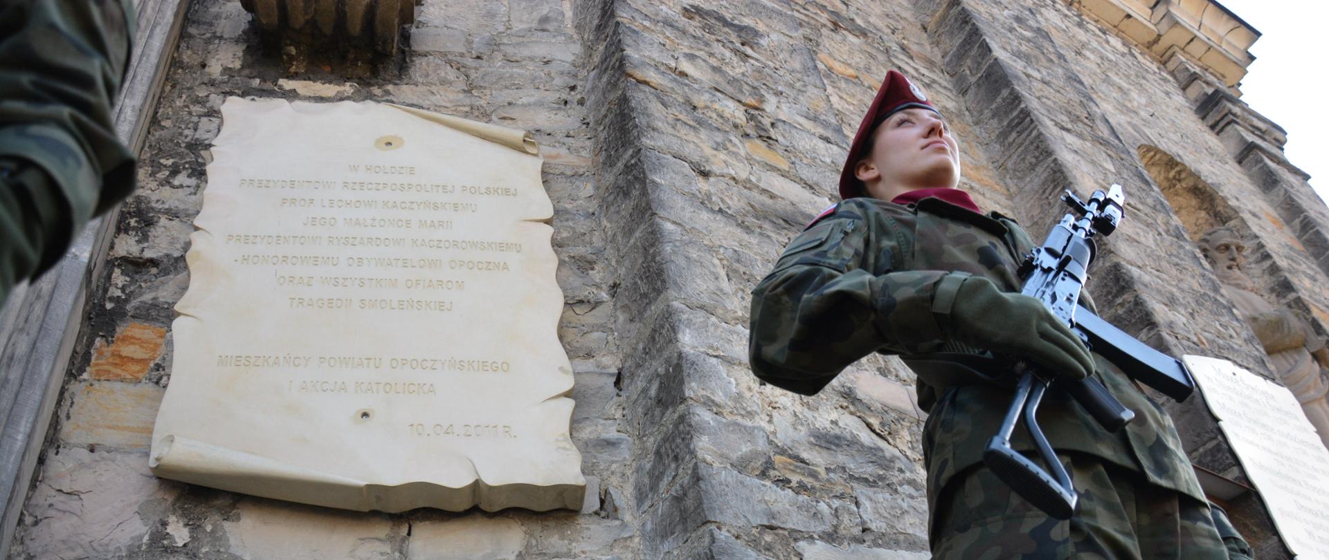 Warta honorowa przy Tablicy Smoleńskiej znajdującej na ścianie frontowej kolegiaty św. Bartłomieja w Opocznie