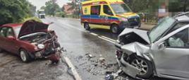 Na zdjęciu widać rozbite pojazdy na tle karetki 