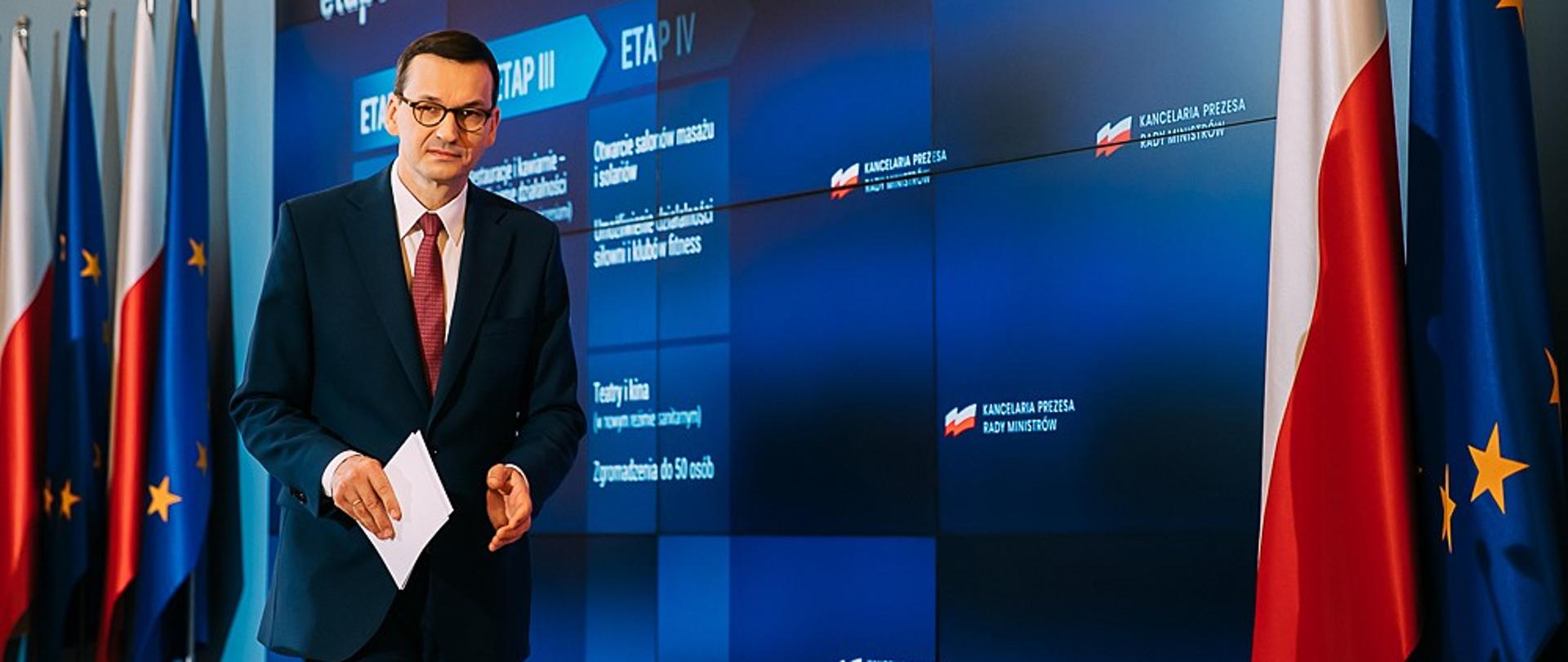 Premier Mateusz Morawiecki wchodzi na konferencję.