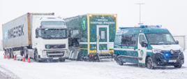 Kontrolowany zestaw ciężarowy i stojące obok pojazdy specjalistyczne Inspekcji Transportu Drogowego: Mobilna Jednostka Diagnostyczna i oznakowany furgon.