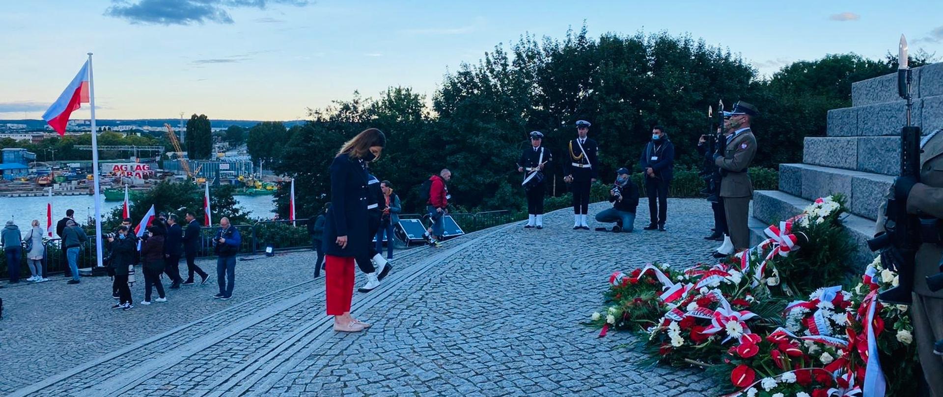 Minister Danuta Dmowska-Andrzejuk składa kwiaty