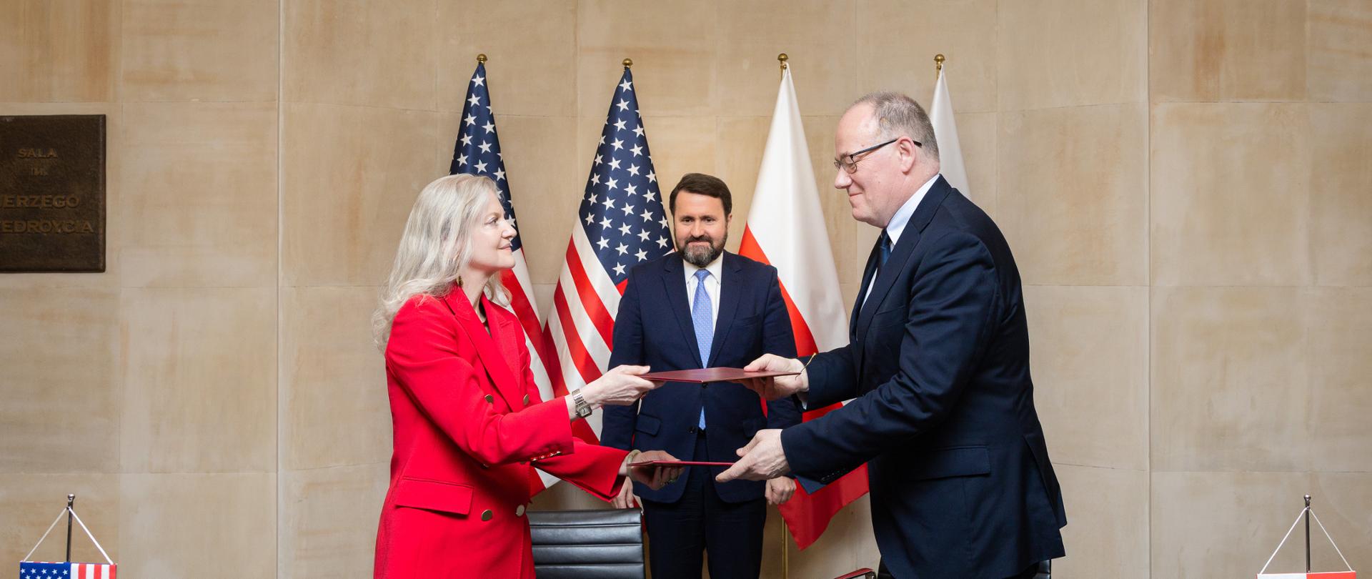 Główny Geolog Kraju Krzysztof Galos i podsekretarz stanu USA Allison Hooker podczas uroczystości podpisania dwustronnego memorandum o współpracy w obszarze surowców krytycznych między Polską a USA