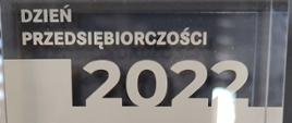 Szklana statuetka z napisem Dzień Przedsiębiorczości 2022 Najaktywniejsza instytucja, Patronat Honorowy Prezydenta Rzeczypospolitej Polskiej Andrzeja Dudy, Organizator: Fundacja Młodzieżowej Przedsiębiorczości.