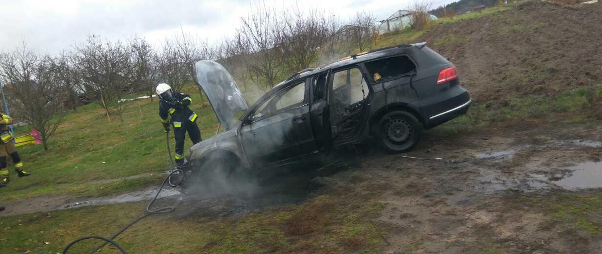 Na zdjęciu strażacy podczas akcji gaśniczej