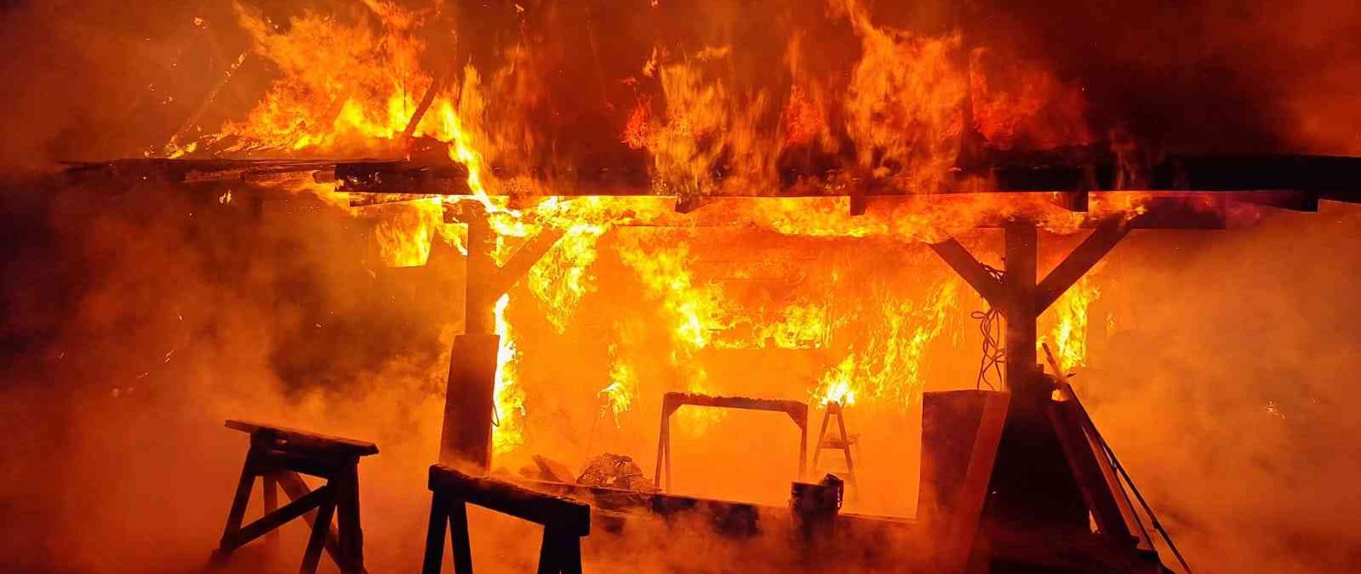 Palący się dach budynku