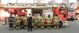 strażacy PSP na tle drabiny mechanicznej 