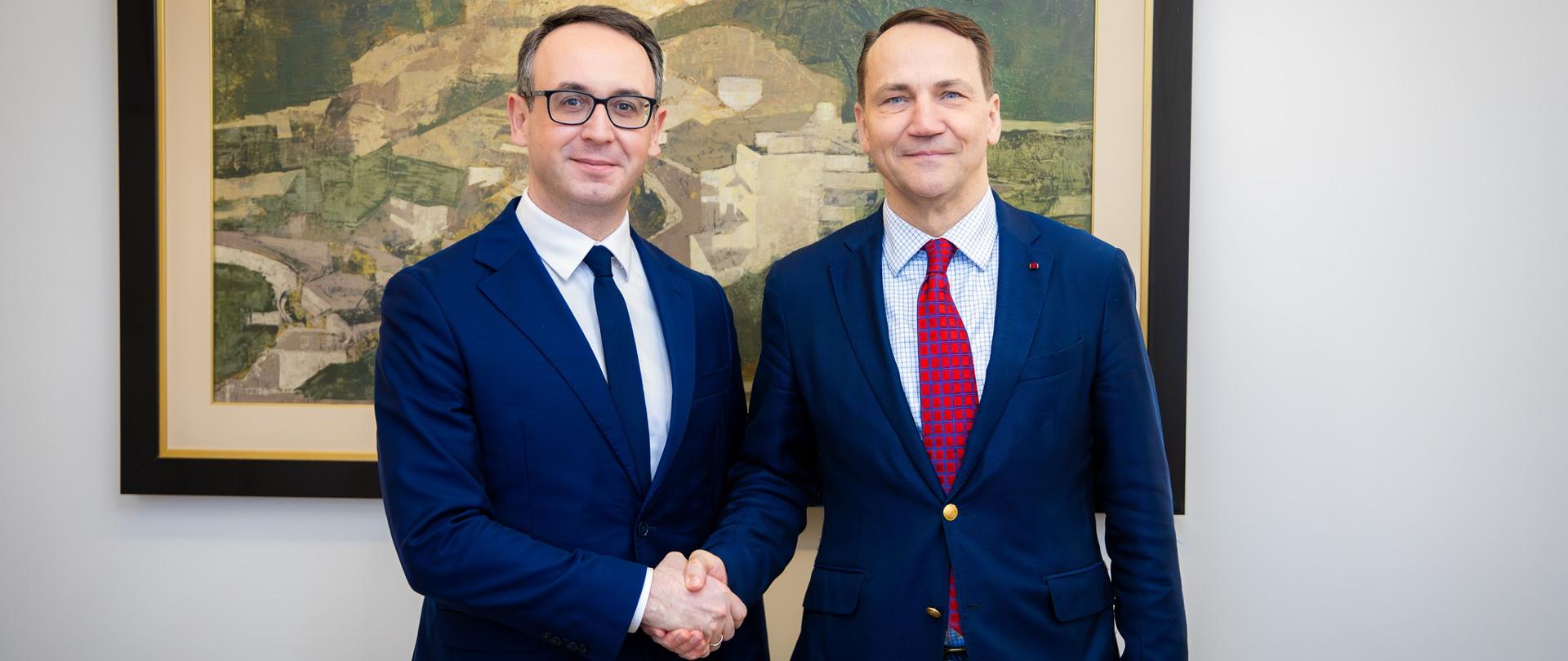 Minister infrastruktury Dariusz Klimczak wraz z ministrem spraw zagranicznych Radosławem Sikorskim