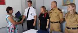 Pani Burmistrz wręcza podziękowania Komendantowi Gminnemu 