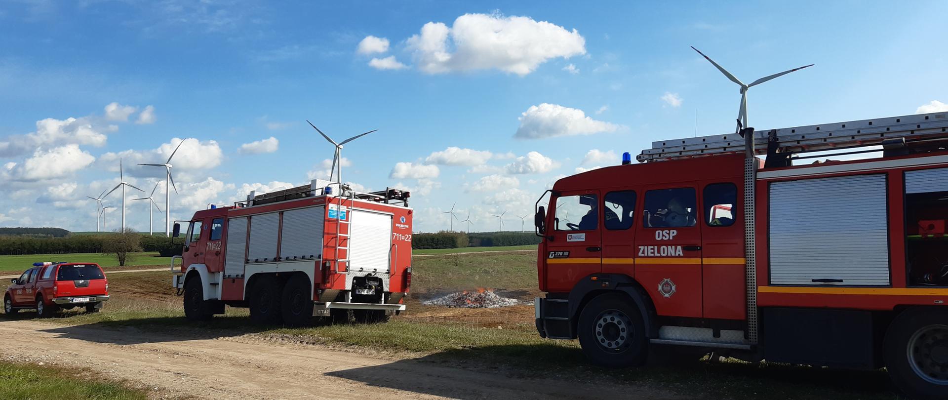 Samochody strażackie, a w tle palące się wytłaczanki do jajek.
