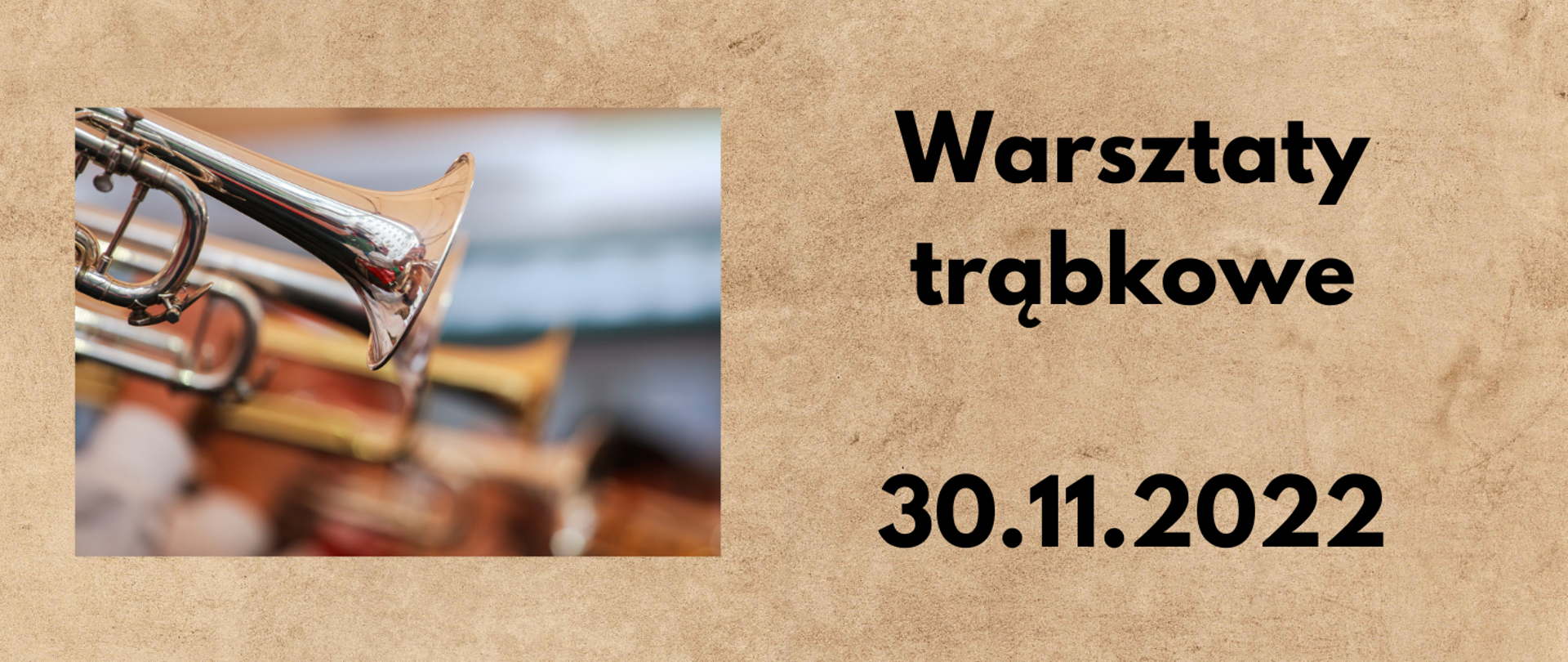 Grafika, na brązowym tle z lewej strony zdjęcie kilku trąbek (trąbka na pierwszym planie jest wyraźna, pozostałe rozmyte), z prawej strony czarny napis Warsztaty trąbkowe 30.11.2022. 