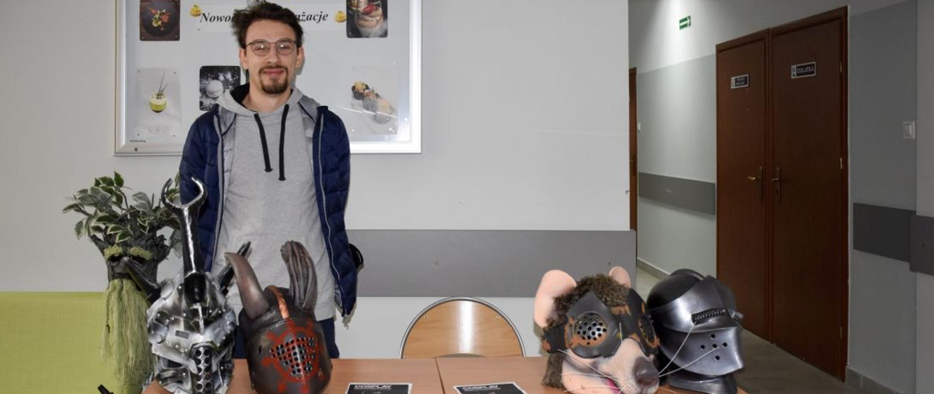 Twórca przy wystawie wykonanych przez siebie masek