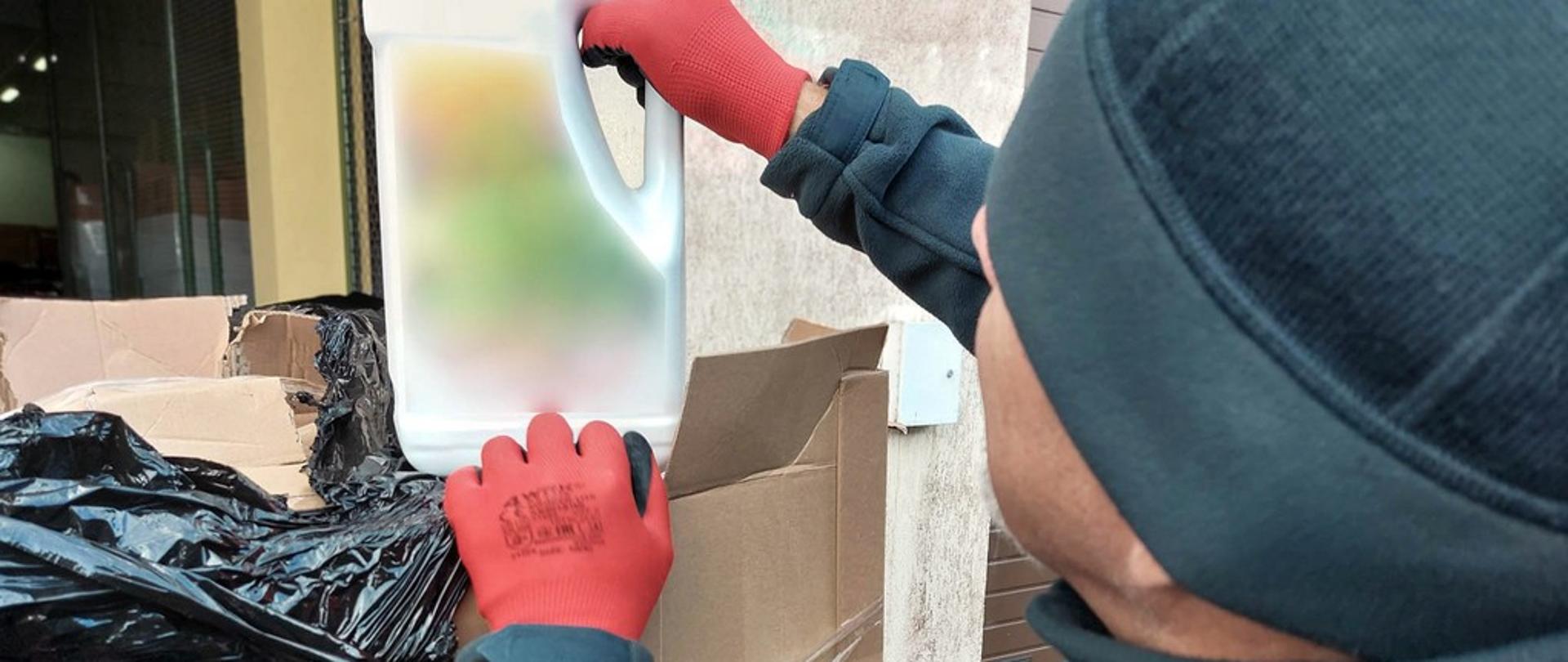 Funkcjonariusz z podrobionym płynem do prania