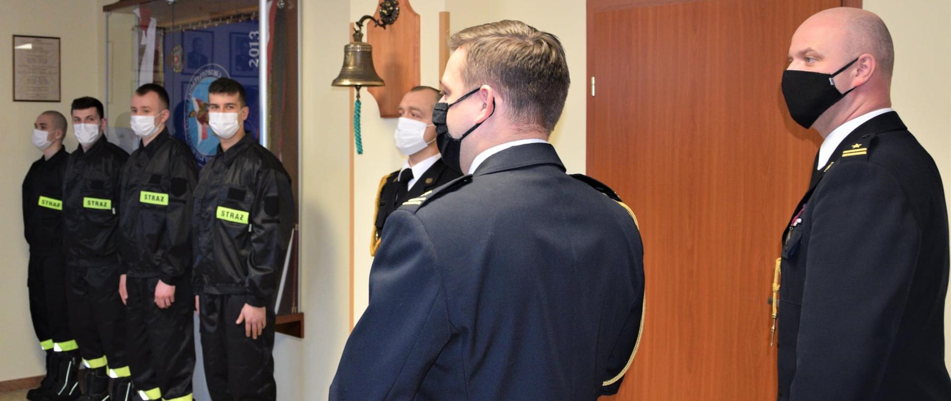 Zdjęcie przedstawia strażaków podczas ślubowania w obecności Komendanta Miejskiego PSP, Zastępcy Komendanta Miejskiego PSP oraz dowódcy JRG 1.