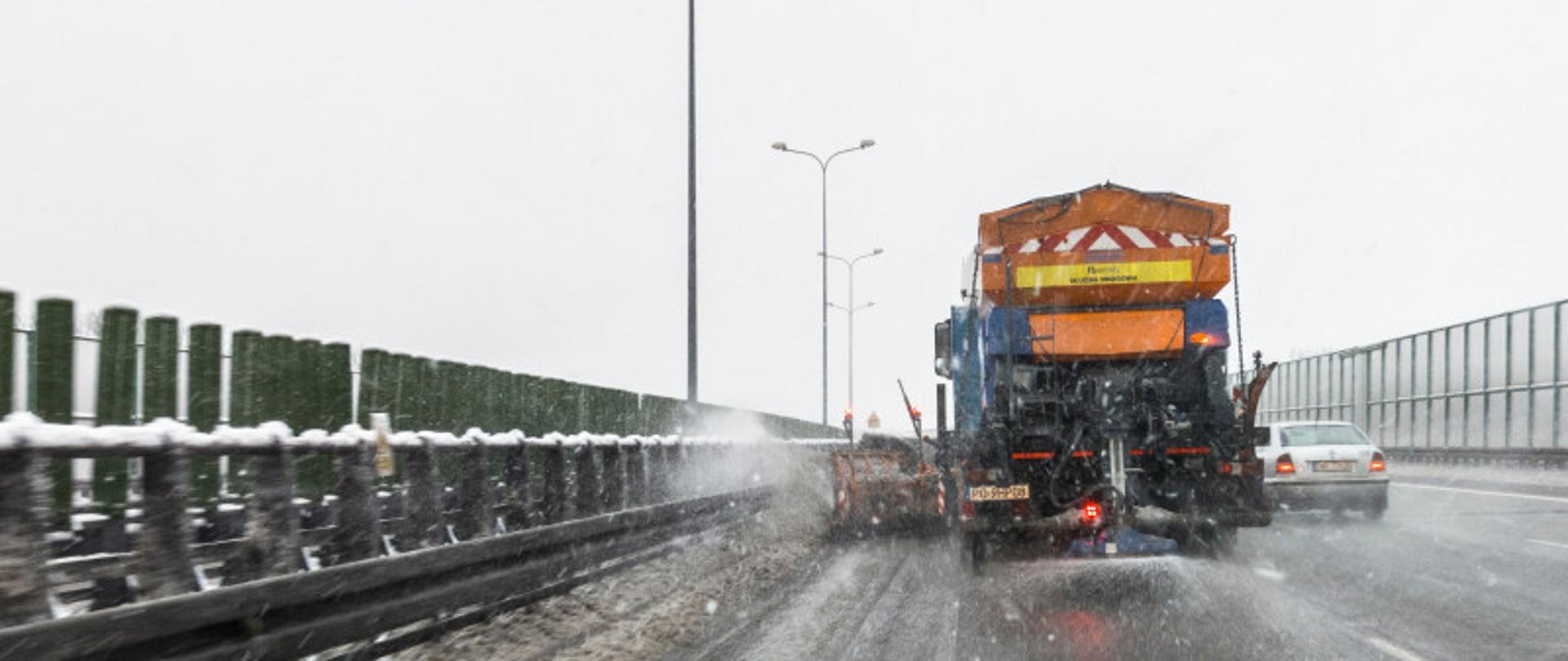 Pługosolarka pracująca przy zimowym utrzymaniu dróg