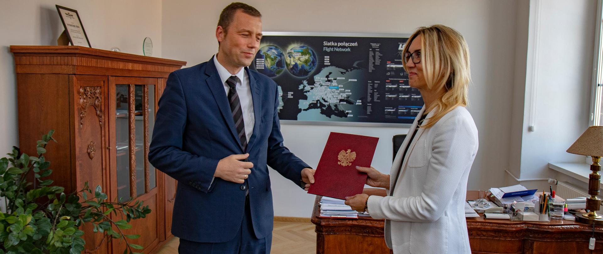 Zastępca prezesa PAŻP Ewa Suchora-Natkaniec otrzymuje nominacje z rąk wiceministra infrastruktury Mikołaja Wilda