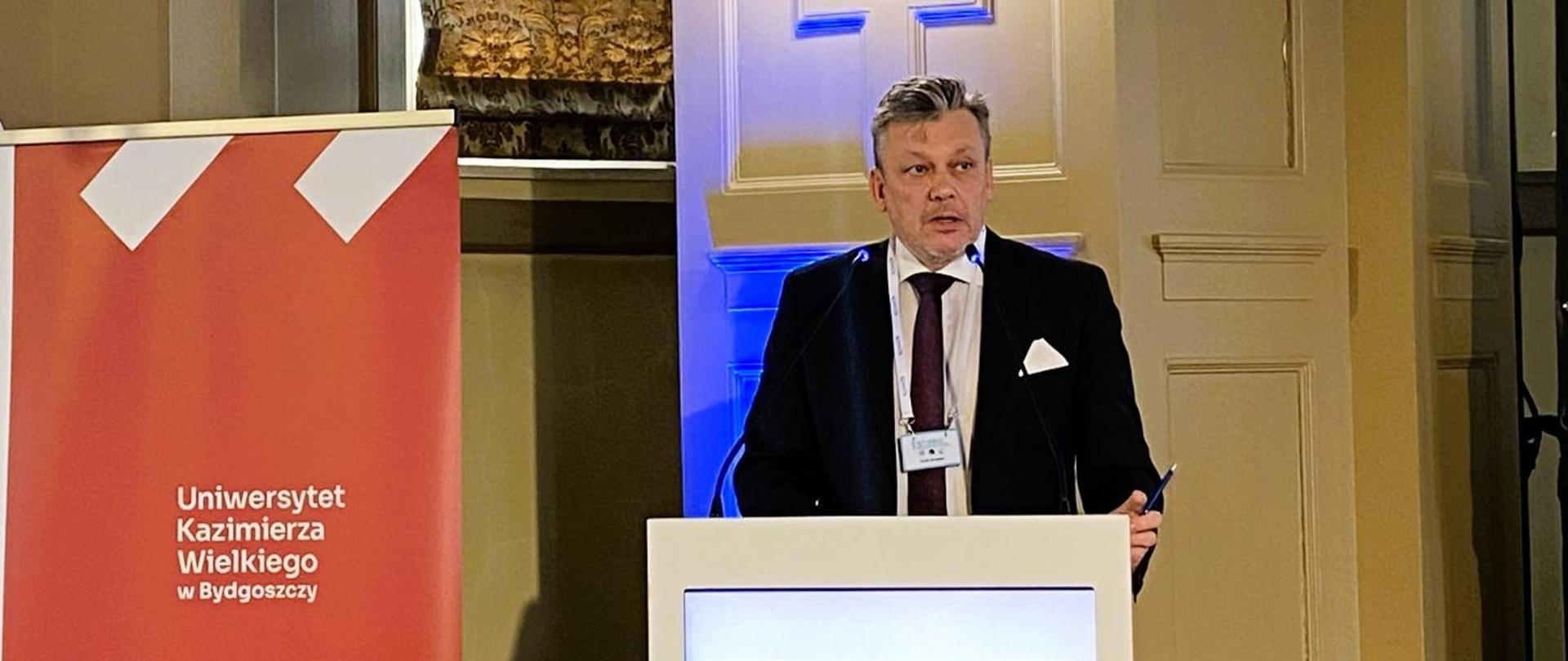 Sympozjum otworzył Jacek Jarząbek – zastępca prezesa Wód Polskich ds. ekonomicznych i organizacyjnych