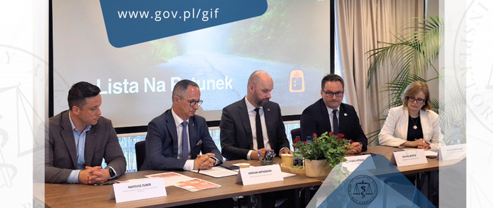 Konferencja prasowa inaugurująca projekt „Lista Na Ratunek”. Siedzą od lewej: dyrektor Departamentu Kontroli Wewnętrznej i Zarządzania Zgodnością GIF Mateusz Żuber, prezes Okręgowej Rady Aptekarskiej w Warszawie Marian Witkowski, Główny Inspektor Farmaceutyczny Łukasz Pietrzak, wiceprezes Krajowej Rady Ratowników Medycznych Michał Winter, dyrektor Biura GIF Olga Sierpniowska.