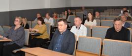 Pracownicy Komendy Wojewódzkiej siedzą na sali podczas szkolenia