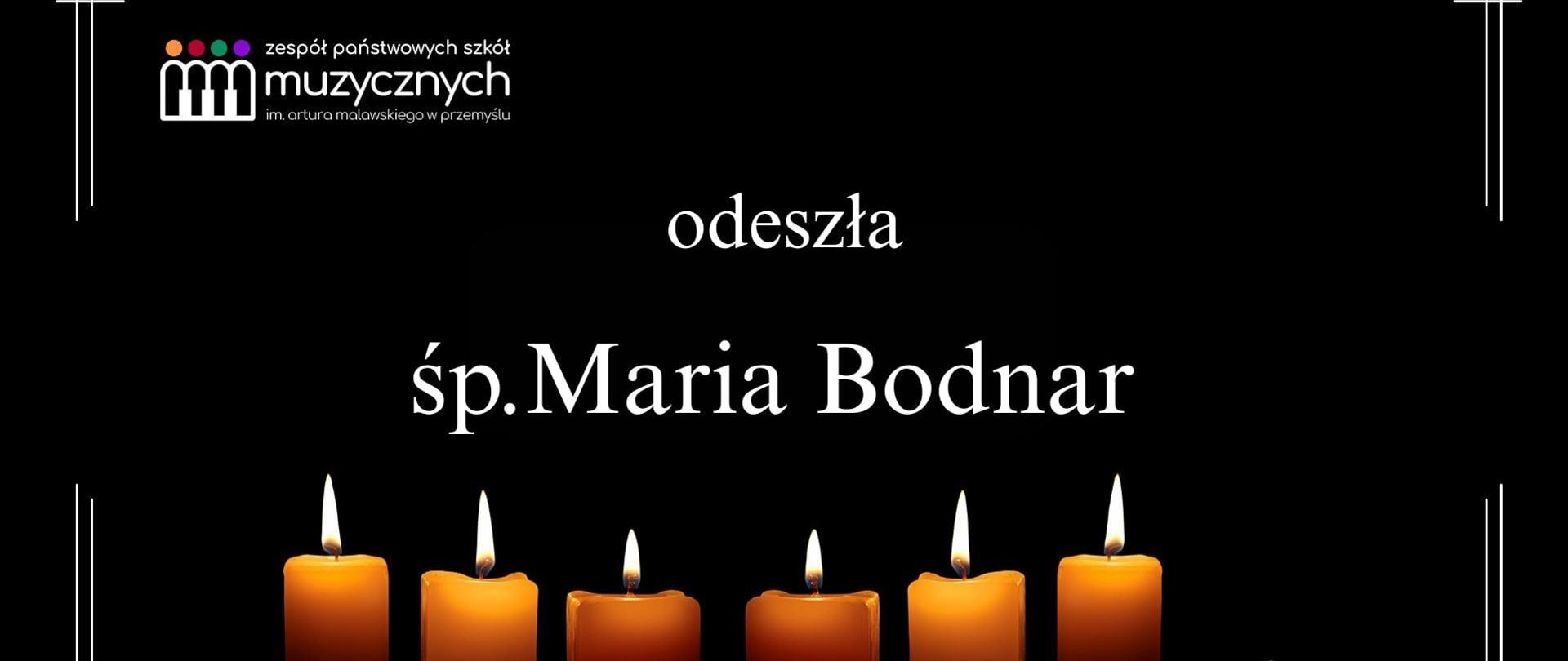 Czarna plansza kondolencyjna z zapalonymi świecami na dole oraz napisem: „odeszła śp. Maria Bodnar”. W lewym górnym rogu logo Zespołu Państwowych Szkół Muzycznych im. Artura Malawskiego w Przemyślu, w rogach delikatne białe krzyże.