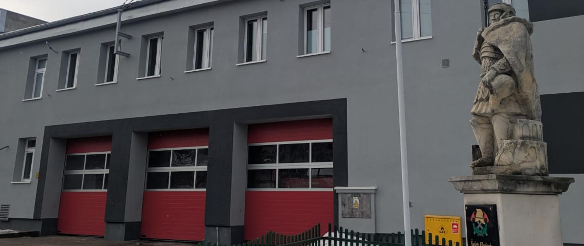 Budynek komendy widoczny od strony frontowej. Efekt po przeprowadzonej termomodernizacji.