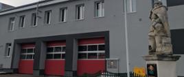 Budynek komendy widoczny od strony frontowej. Efekt po przeprowadzonej termomodernizacji.