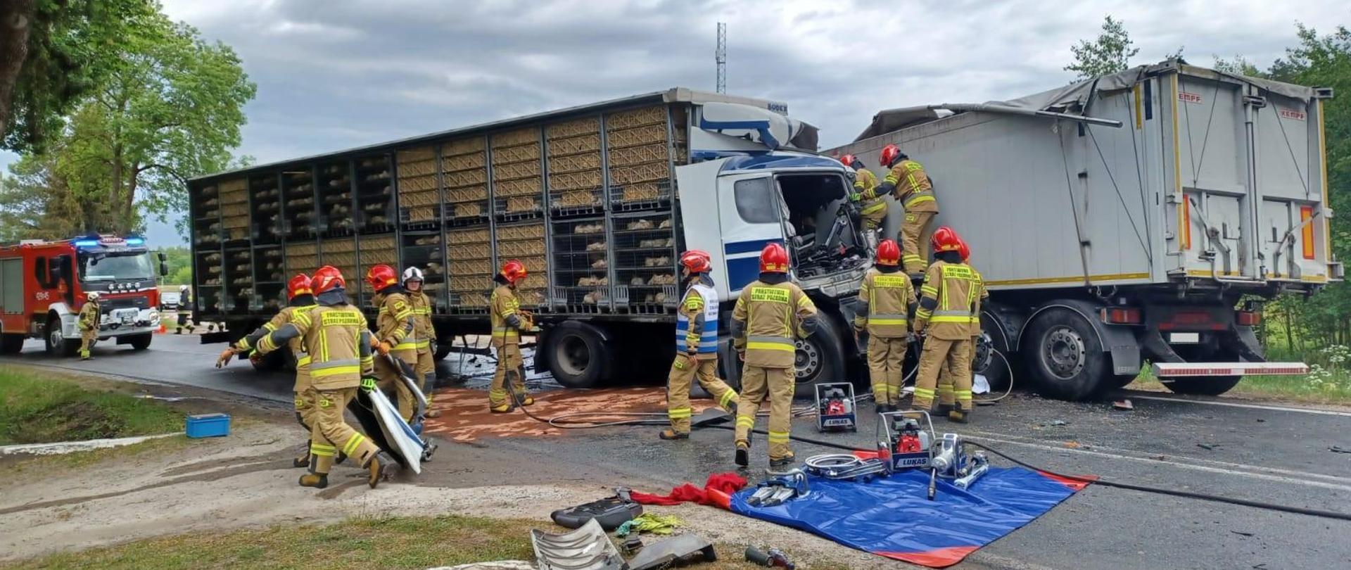 Wypadek dwóch samochodów ciężarowych w miejscowości Mławka