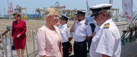 Minister Anna Moskwa wita kapitana Daru Młodzieży