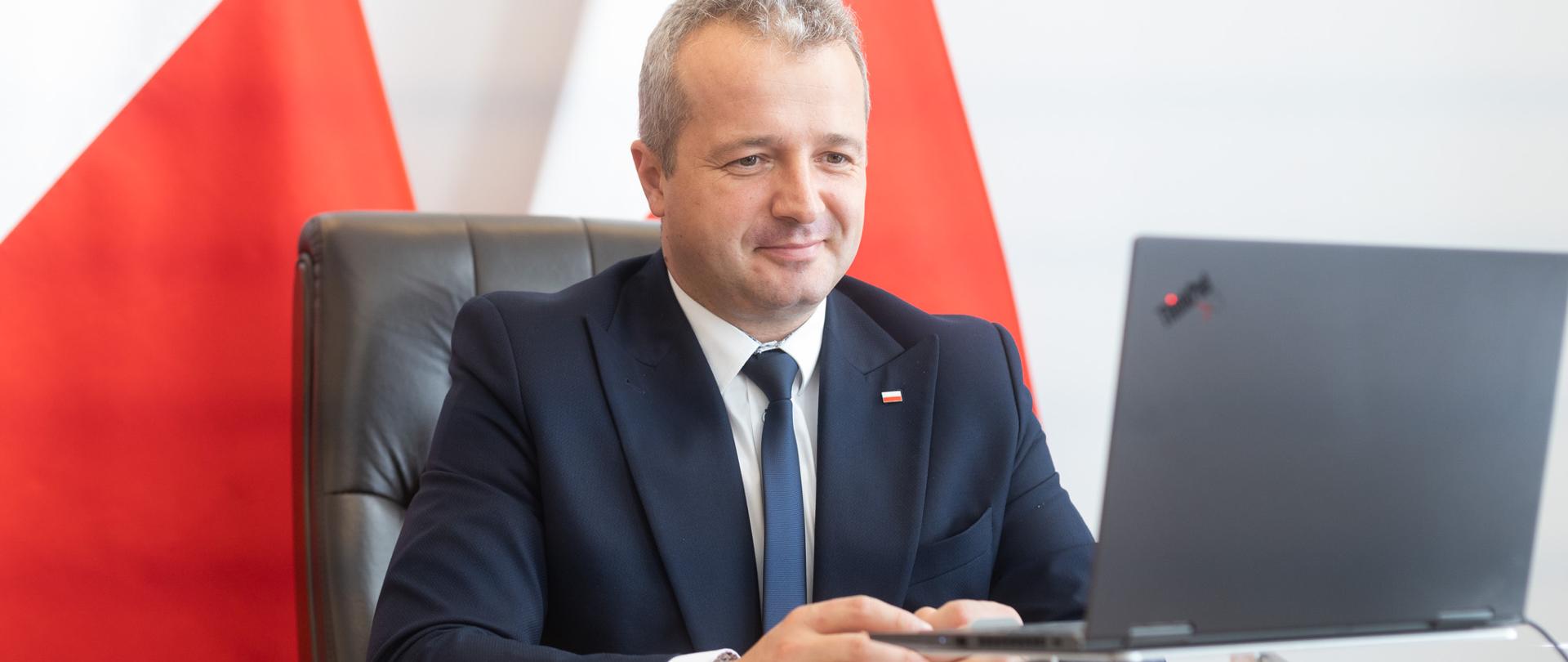 Wojewoda podczas wideokonferencji poświęconej podpisaniu umowy na prace przygotowawcze dla budowy drogi ekspresowej S5 Ostróda - Grudziądz. 