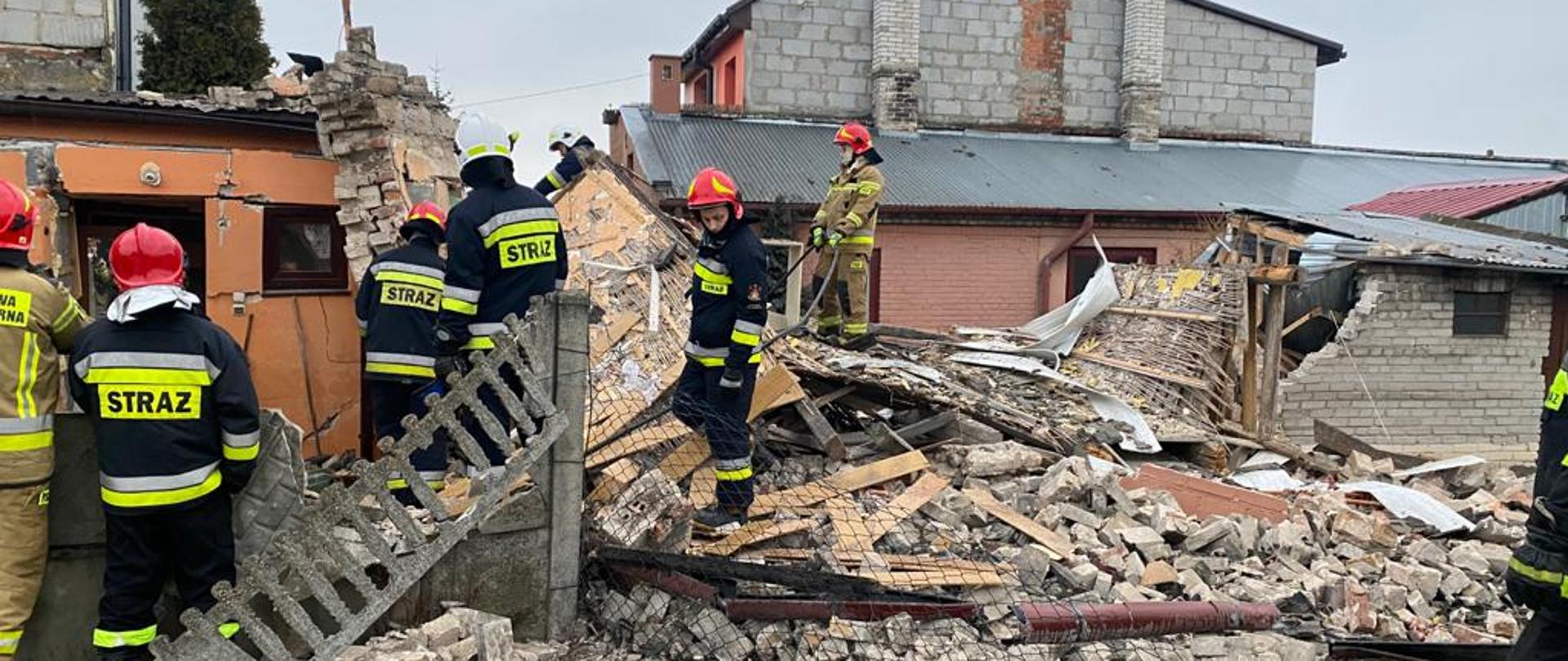 Gruzowisko po wybuchu gazu. Trwają prace rozbiórkowe budynku przez strażaków.