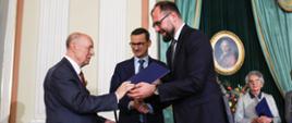 Premier stoi obok odznaczanych.