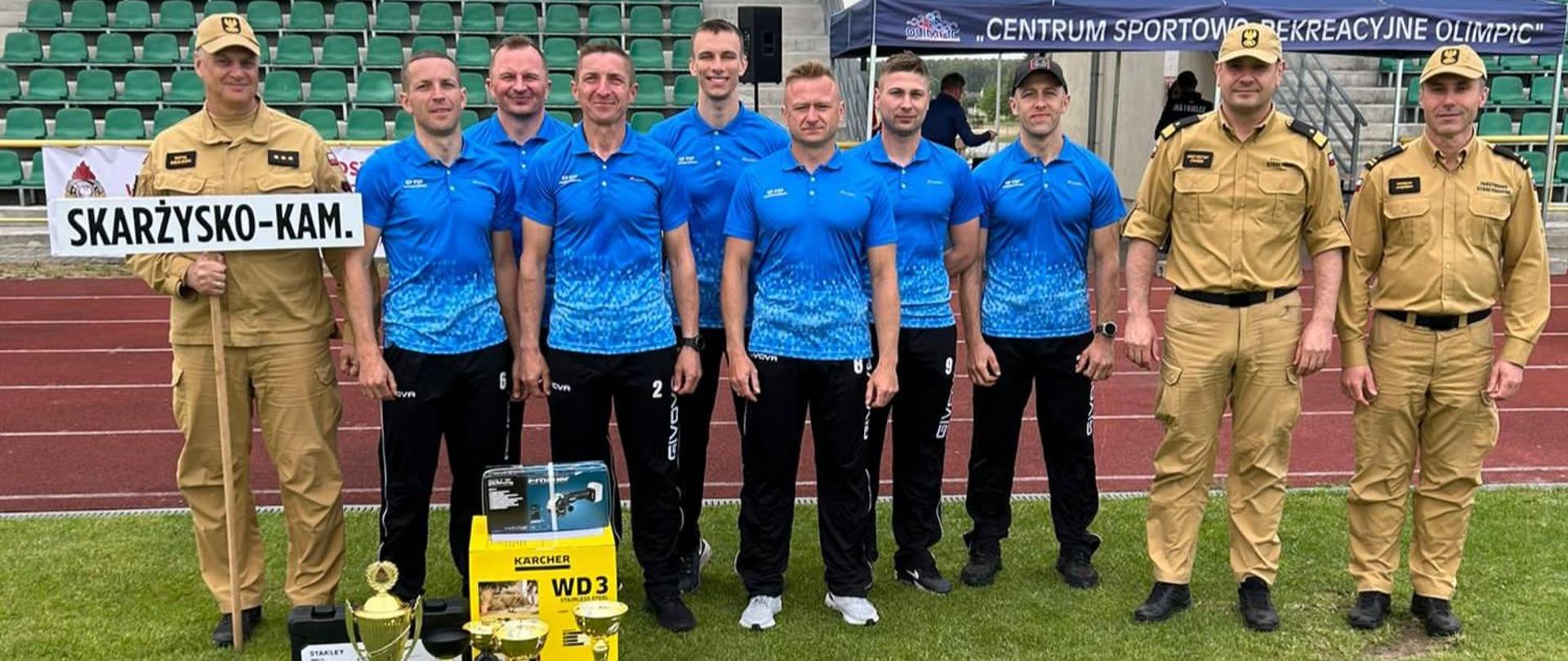 Wspólne zdjęcie drużyny z JRG Skarżysko-Kamienna z Komendantem Wojewódzkim i Komendantem Powiatowym ze Skarżyska-Kamiennej 