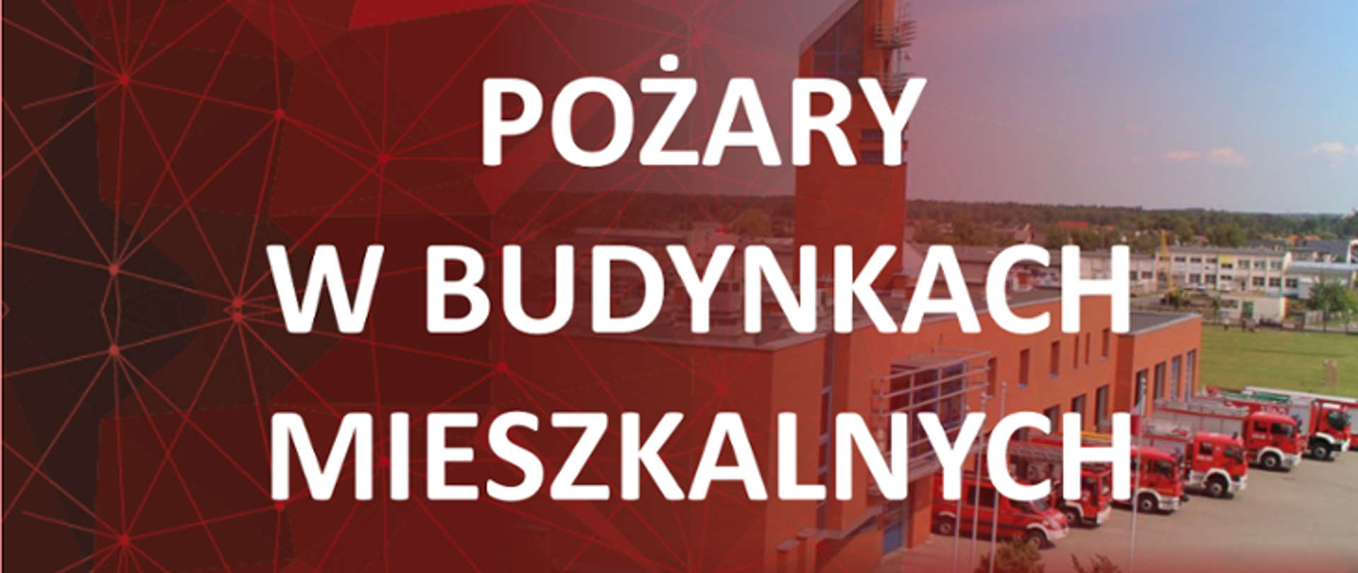 Napis Pożary w budynkach mieszkalnych na tle czerwonego budynku z cegły z którego wyjeżdżają czerwone samochody pożarnicze.