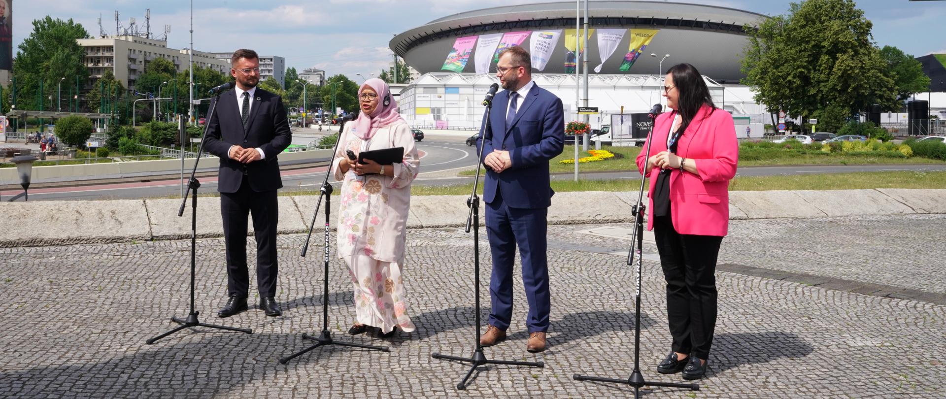 Marcin Krupa, Maimunah Mohd Sharif, Grzegorz Puda, Małgorzata Jarosińska-Jedynak przed mikrofonami