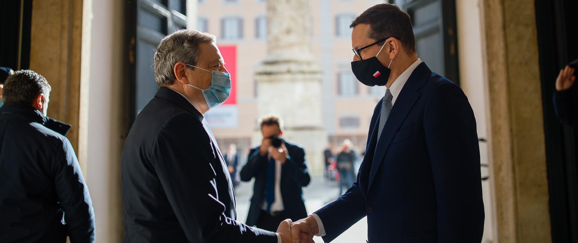 Spotkanie premiera Morawieckiego z premierem Włoch Mario Draghim - powitanie w Kancelarii Premiera w Rzymie