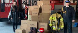 Samochód strażacki kartony poukładane w stos buty strażacy