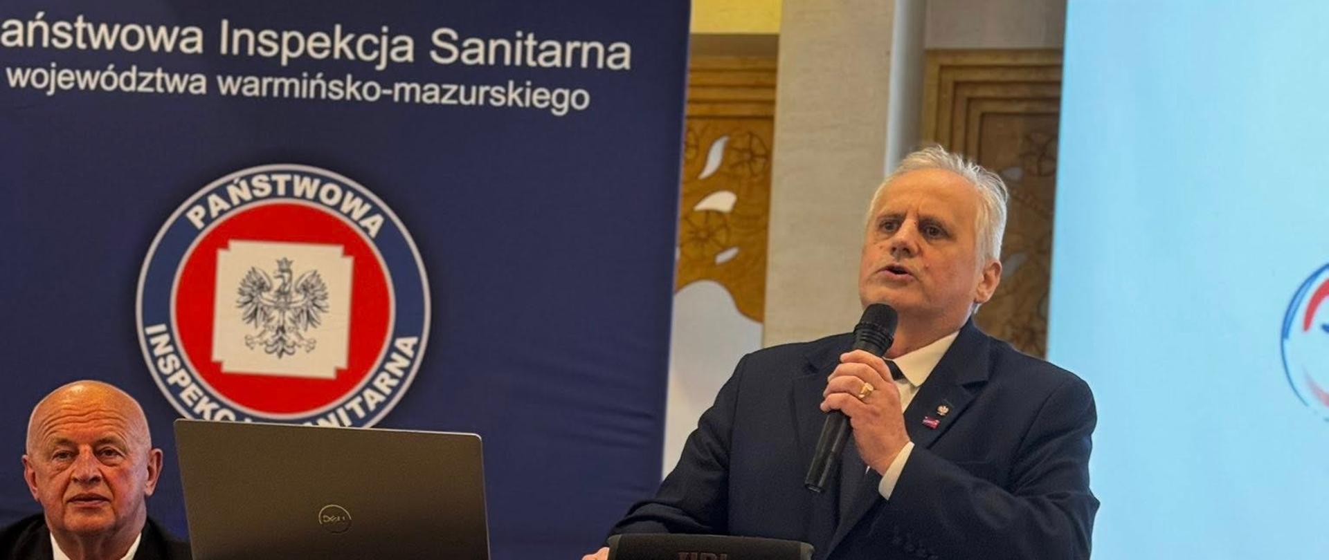 Mężczyzna przemawia z mównicy 
