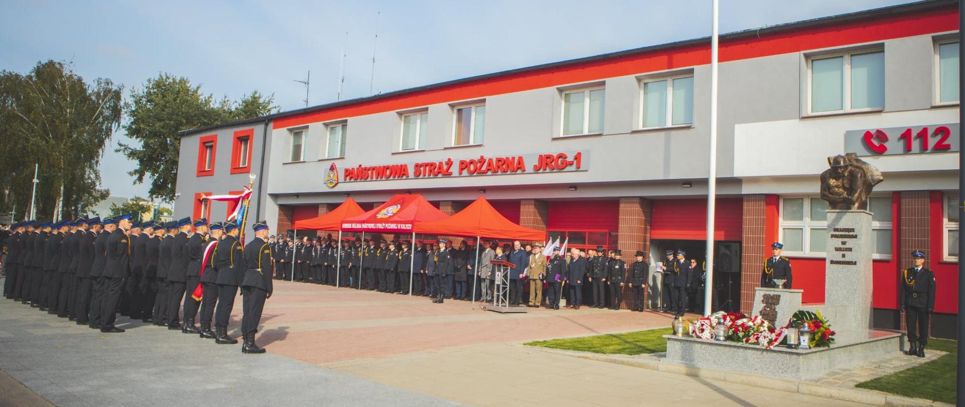 Strażacy i zaproszeni goście przed budynkiem JRG.