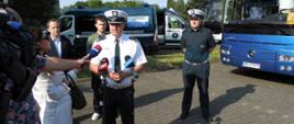 - Inspektorzy transportu drogowego kontrolują stan techniczny autokarów. Zwracają szczególną uwagę na elementy odpowiadające za bezpieczeństwo. Weryfikują stan układu hamulcowego, kierowniczego, zawieszenia oraz oświetlenia zewnętrznego i ogumienia. Sprawdzają wszystkie wymagane dokumenty, uprawnienia oraz czas pracy i trzeźwość kierowców – informuje Marcin Ciężkowski, I Zastępca Mazowieckiego Wojewódzkiego Inspektora Transportu Drogowego.