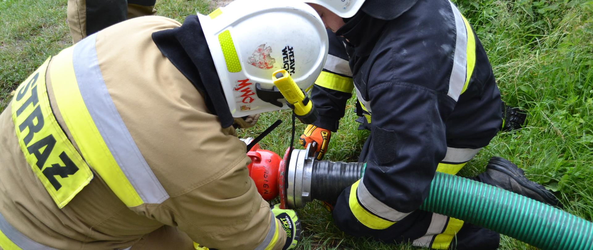 Na zdjęciu są dwaj strażacy.