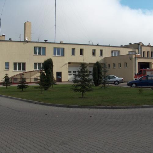 Zdjęcie przedstawia skwerek zieleni wybudowany w miejscu byłej stacji paliw. Zdjęcie zrobione na placu wewnętrznym. 