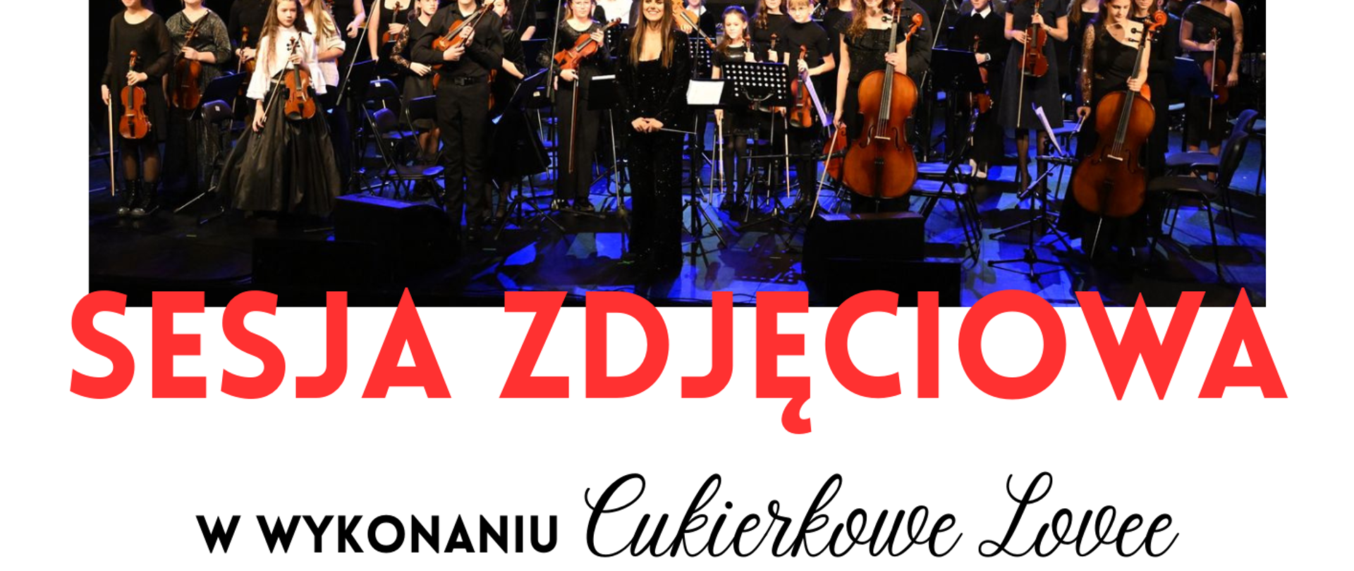 Plakat na białym tle, z umieszczonym w górnej części zdjęciem orkiestry podczas Koncertu Noworocznego w 2025 roku. Na plakacie znajdują się następujące informacje: w żółtym kole, po lewej stronie nad zdjęciem: "cena za 1 zdjęcie 45 zł. Zdjęcie do czasu wykupienia będzie ze znakiem wodnym"; na środku pod zdjęciem: "sesja zdjęciowa w wykonaniu Cukierowe Lovee - studio fotograficzne Katarzyna Będkowska; pierwszy termin 21.03.2025 r. - instrumenty przenośne (dęte i strunowe), w następnym terminie zaprosimy na sesję przy fortepianie; zdjęcia w studio w Bolesławcu, ul. Łasicka 24A, sesja w godz. 14.00 - 20.00"; na środku kolorem czerwonym znajdują się następujące napisy: "zapisy w sekretariacie szkoły lub telefonicznie 75-732-42-24, 451-279-138".