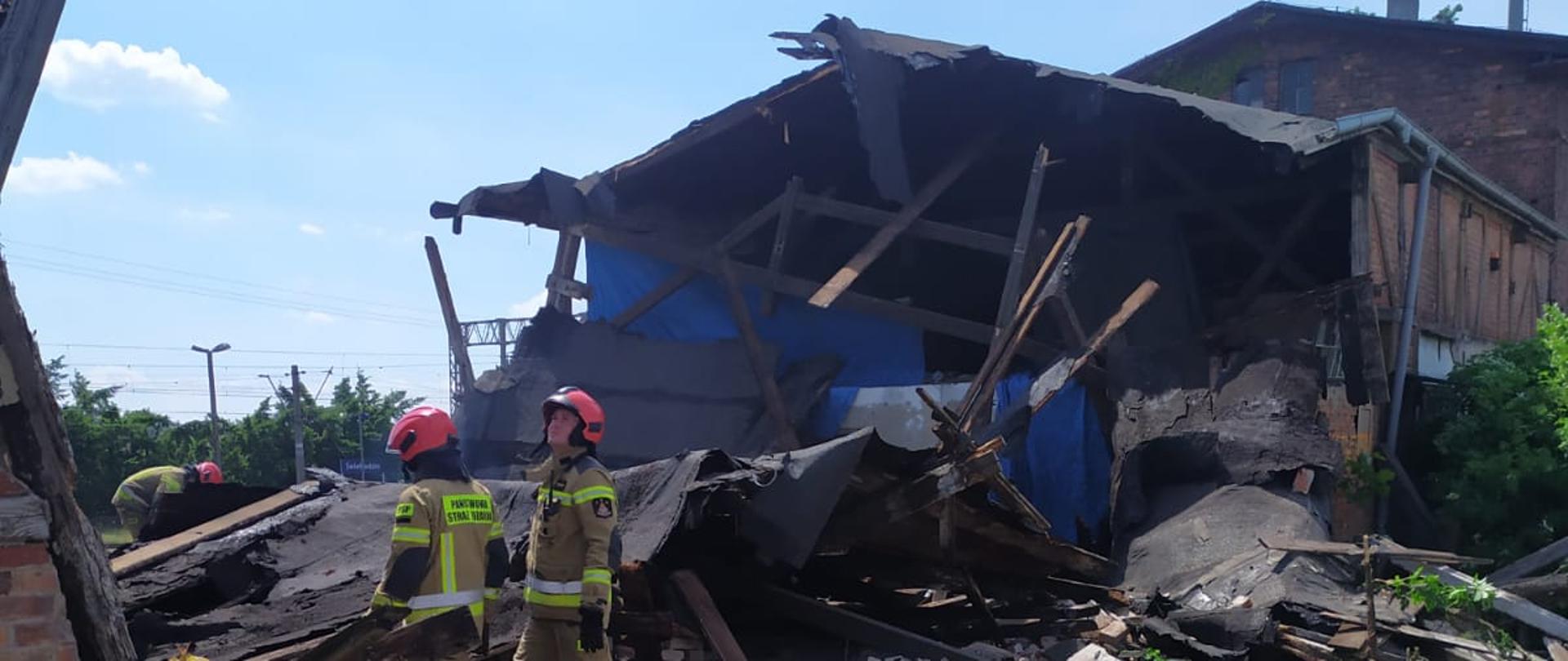 Zawalenie się dachu w nieużytkowanym budynku magazynowym PKP