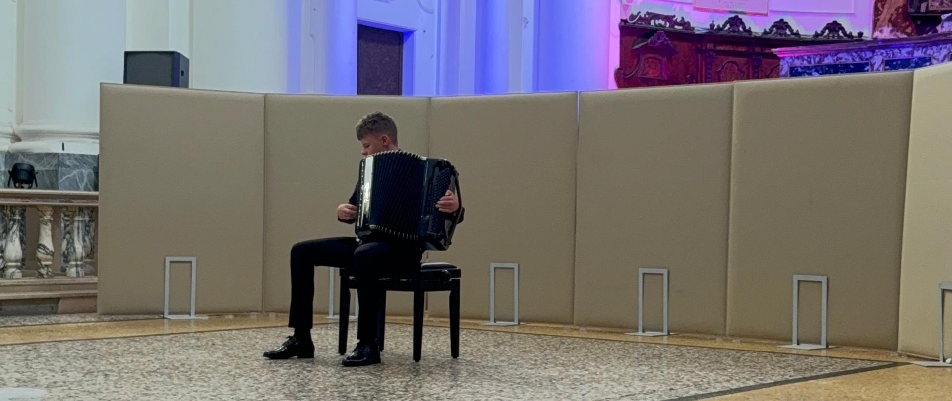 uczeń grający na akordeonie