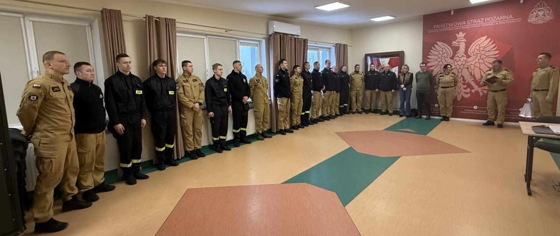 Zdjęcie przedstawia uroczystą zbiórkę z okazji Dnia Służby Cywilnej oraz obecnych tam funkcjonariuszy i pracowników cywilnych.