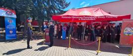 Dowódca składa meldunek o rozpoczęciu uroczystości Komendantowi, goscie pod namiotem