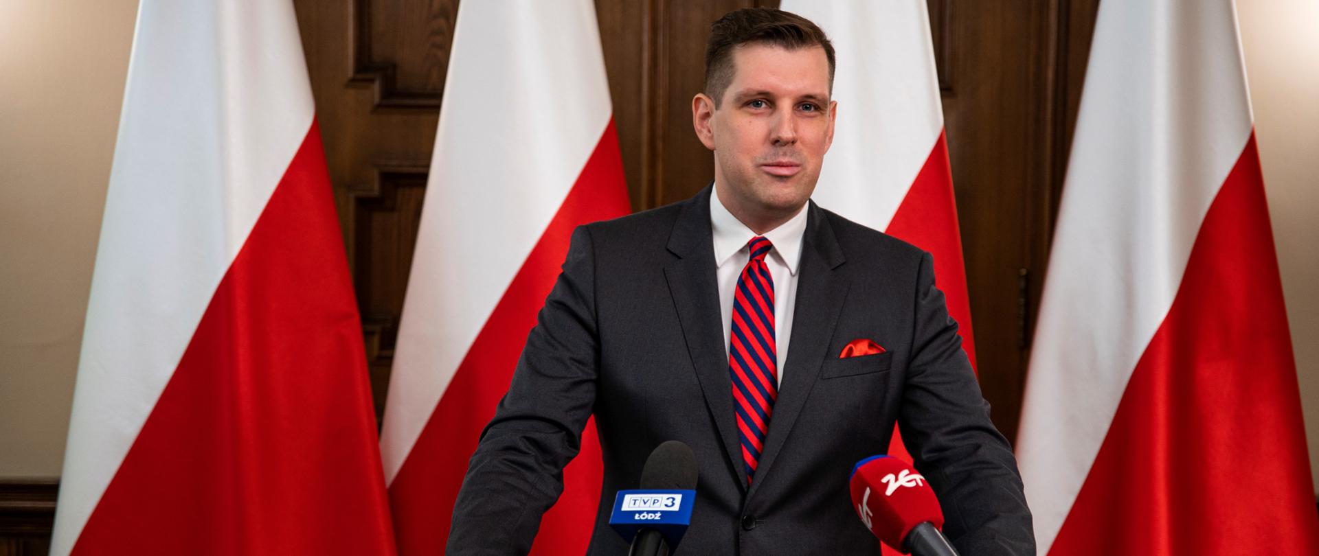 Wojewoda łódzki Tobiasz Bocheński w trakcie konferencji prasowej 