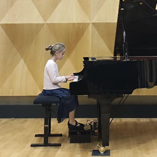 Wiktoria Girdwojn przy fortepianie