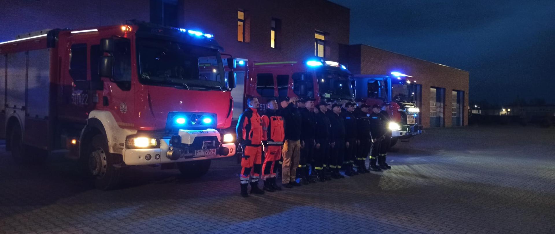 Strażacy wraz z ratownikami medycznymi oddają hołd koledze.