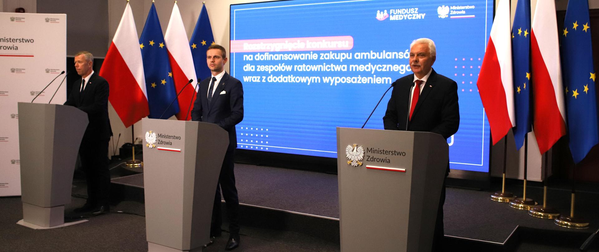 Zdjęcie wiceministrów zdrowia Waldemara Kraski i Marcina Martyniaka oraz zastępcy Szefa Kancelarii Prezydenta RP Piotra Ćwika. 